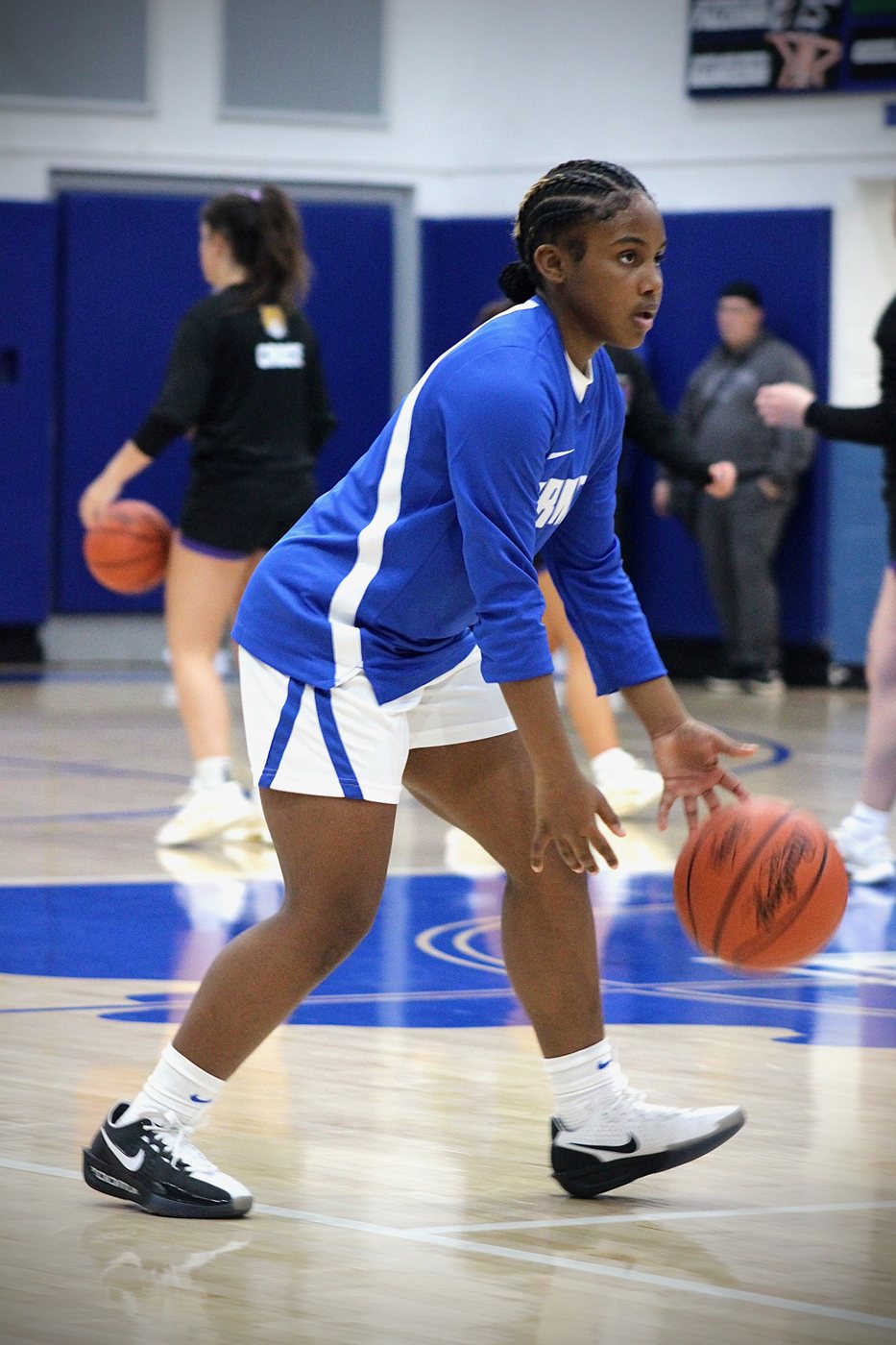 basketball player rising to the rim